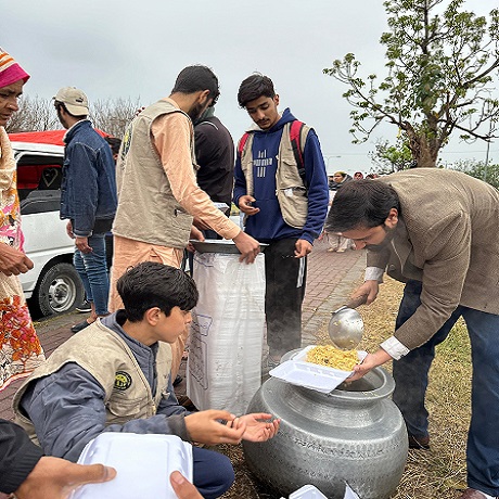 Food distribution at the Ramzan Dastarkhwan