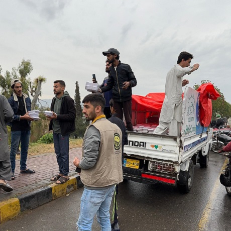 Volunteers distributing food