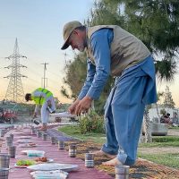 Community members working together at a Ramzan Dastarkhwan (1)